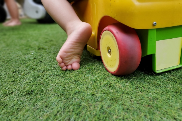 自宅の庭に子供の遊び場を作るなら人工芝がオススメ！ アイチャッチ