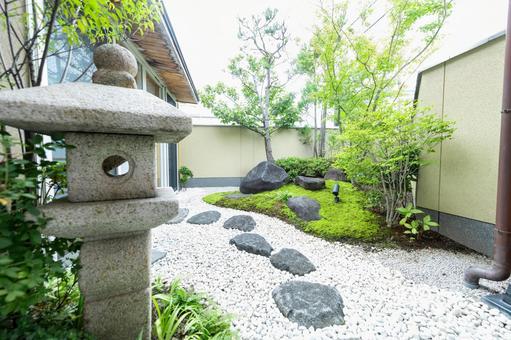 季節の移ろいを楽しむアプローチとお庭づくり