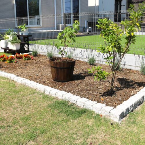 群馬県前橋市A様邸 御影石ピンコロで縁取った花壇と天然芝の主庭 ガーデンラボ